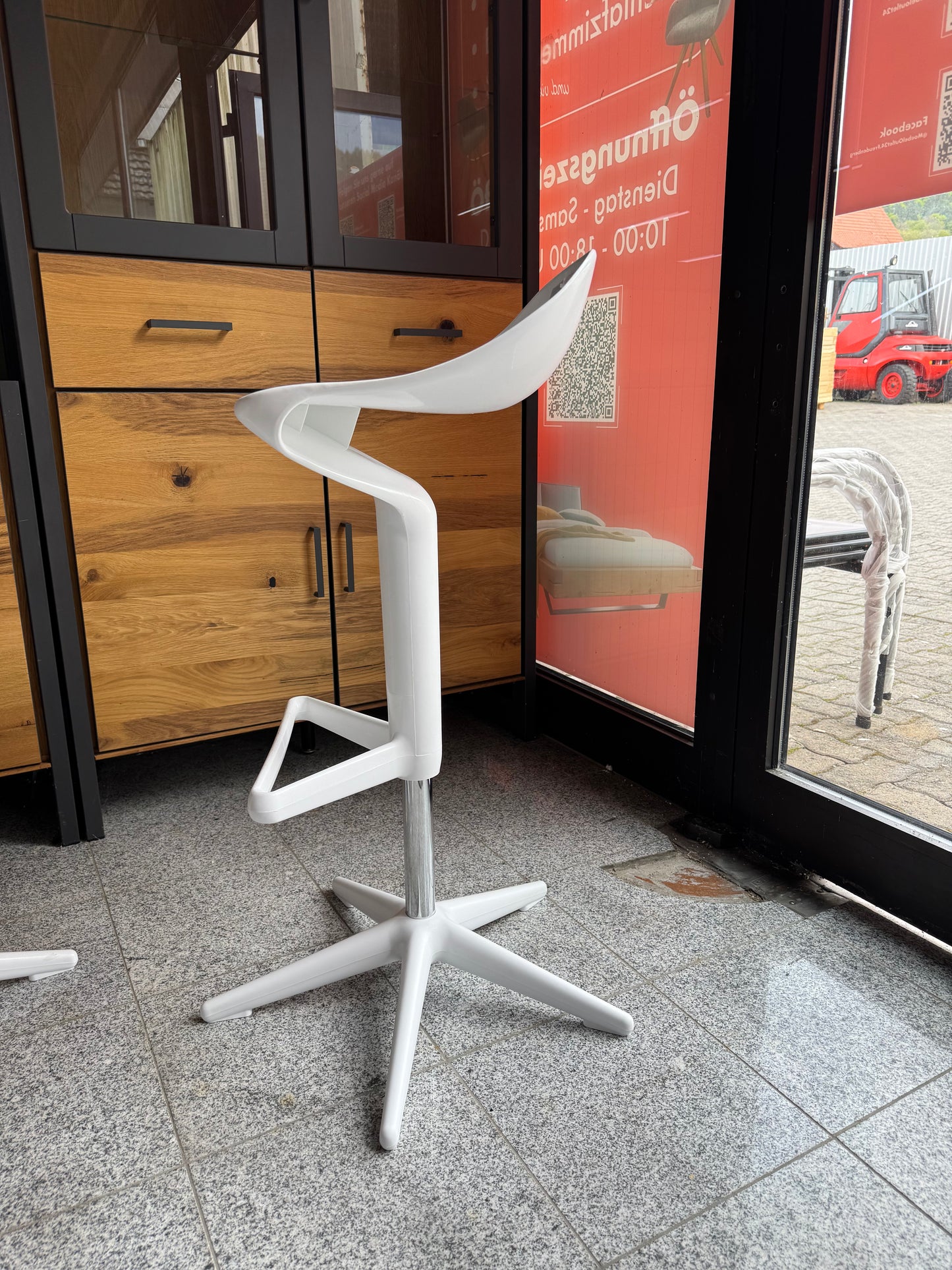 Barhocker +modernes Design +Höhenverstellung +Kunststoffschale +Einzelstück