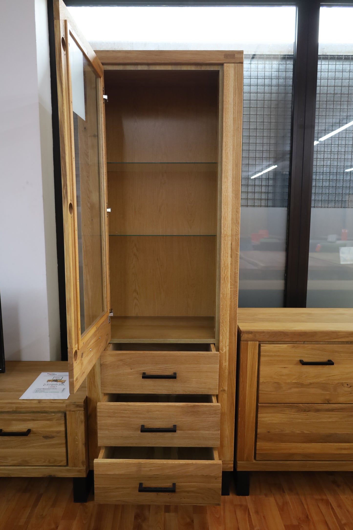 Vitrine + Soft-Close + Front Massivholz Eiche + großer Stauraum