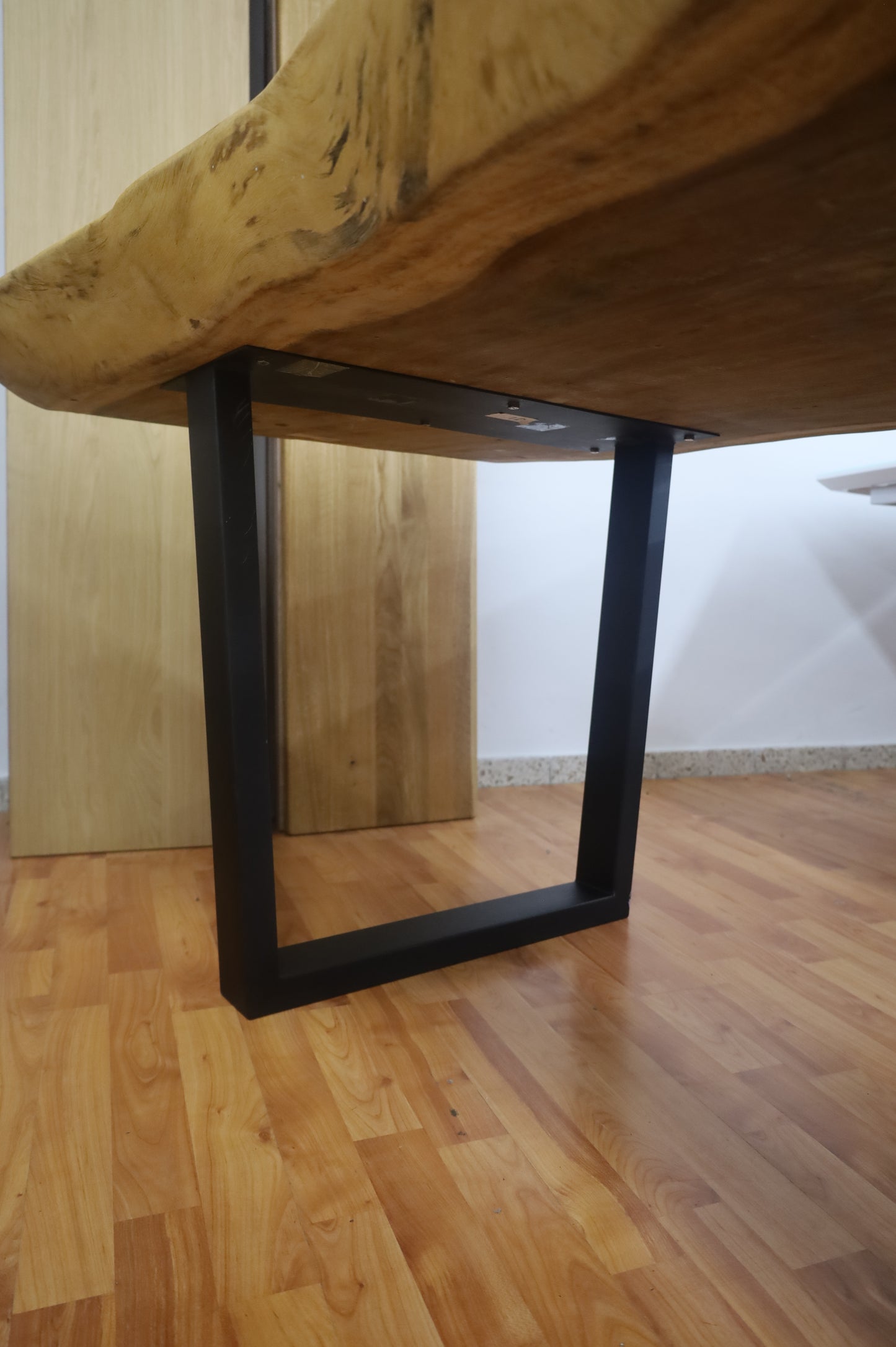 Esstisch Tisch Wohnzimmertisch Suarholz +Naturbaumkante +Metallgestell