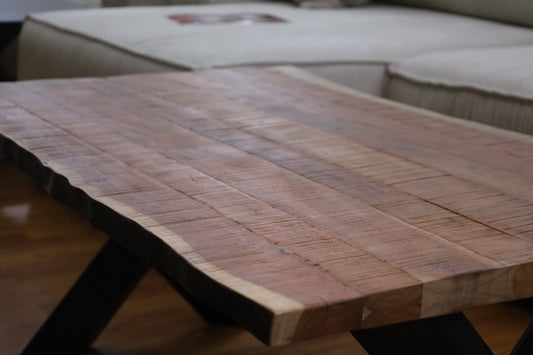 Couchtisch + Massivholz Akazie + geflamte Baumkante + dicke X-Gestelle