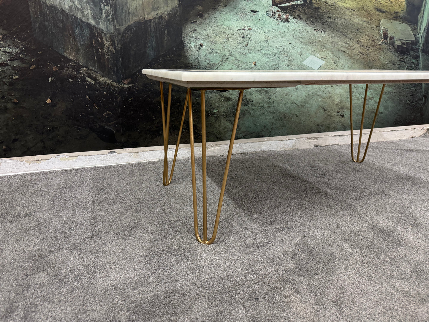 Couchtisch +weißes Marmor +Metallgestell +Gold