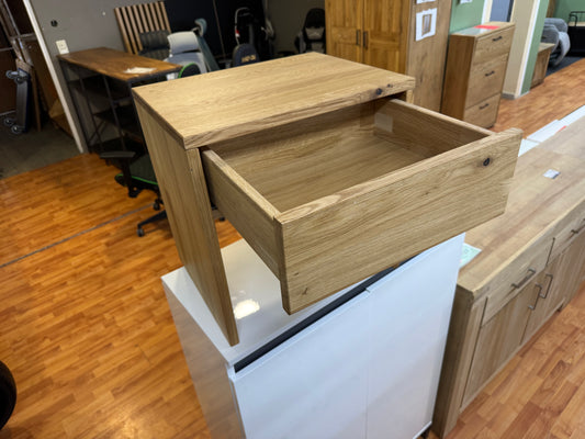 Nachttisch +Vollmasiv +Schubladen +Neu auf Lager