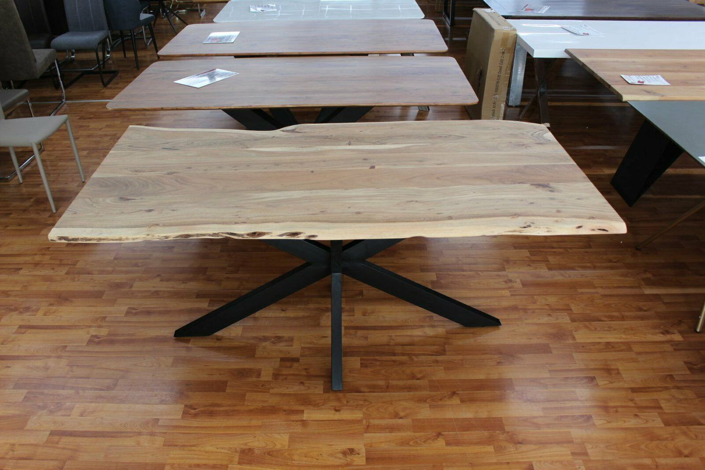 Esstisch + Massivholz Akazie + Baumkante + Spider Gestell + NEU auf Lager 180cm 200cm