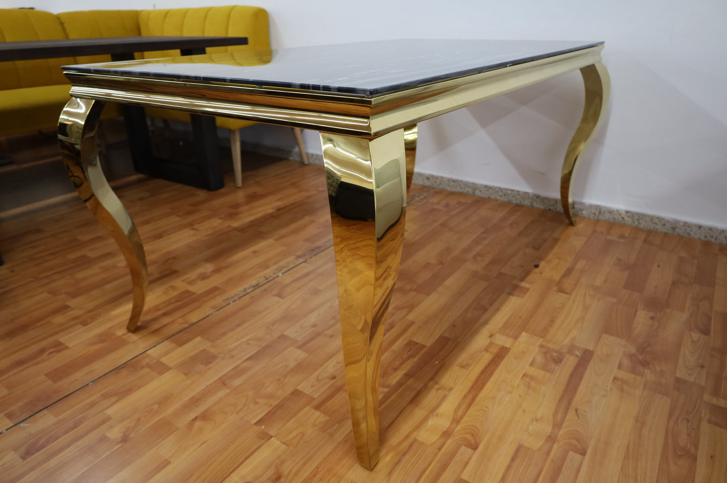 Esstisch + Neu auf Lager