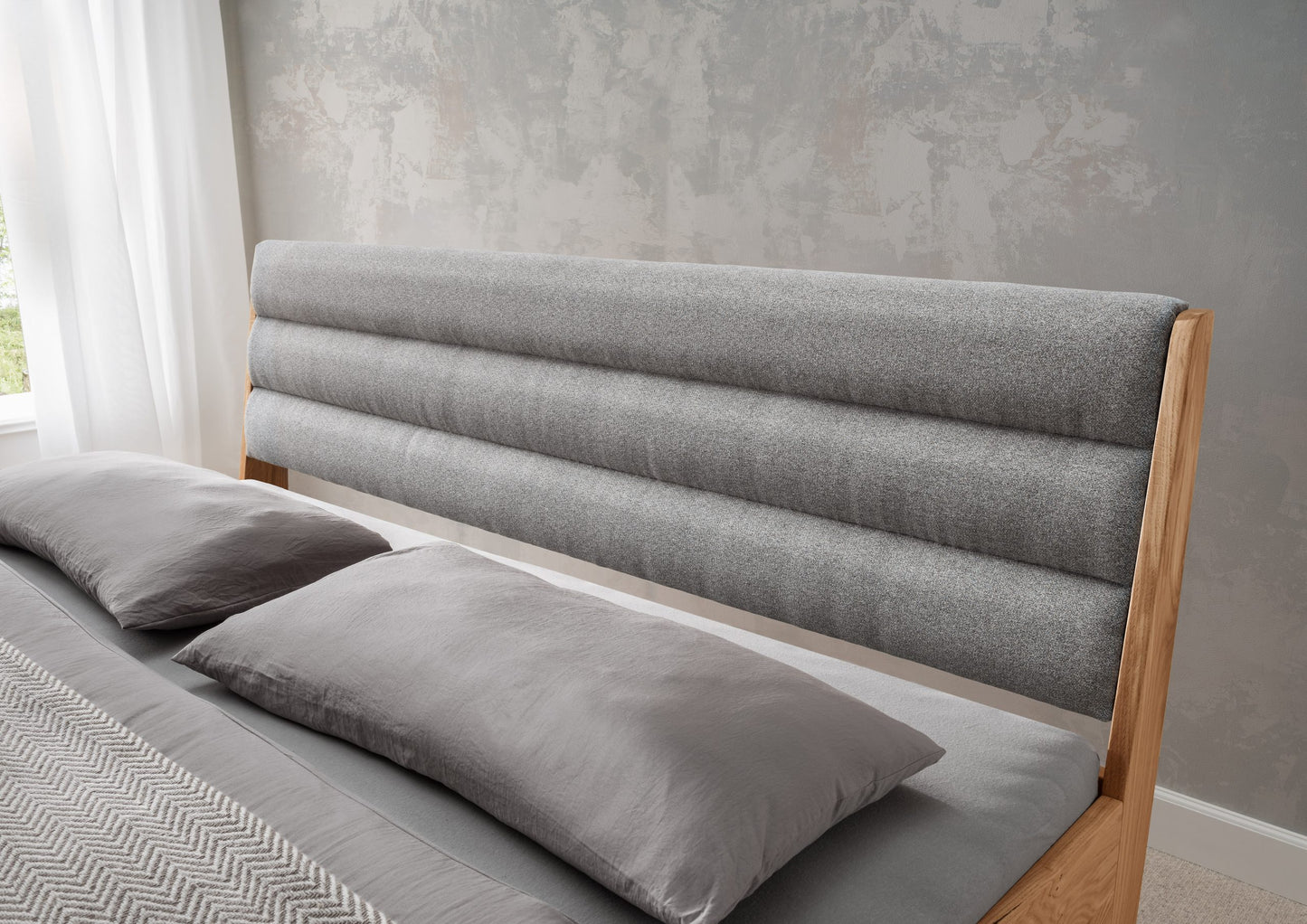 Bett +Massivholz + Metallfüße +180x200cm +Kopfteil gepolstert