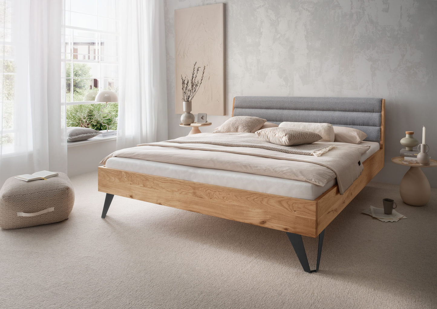 Bett +Massivholz + Metallfüße +180x200cm +Kopfteil gepolstert