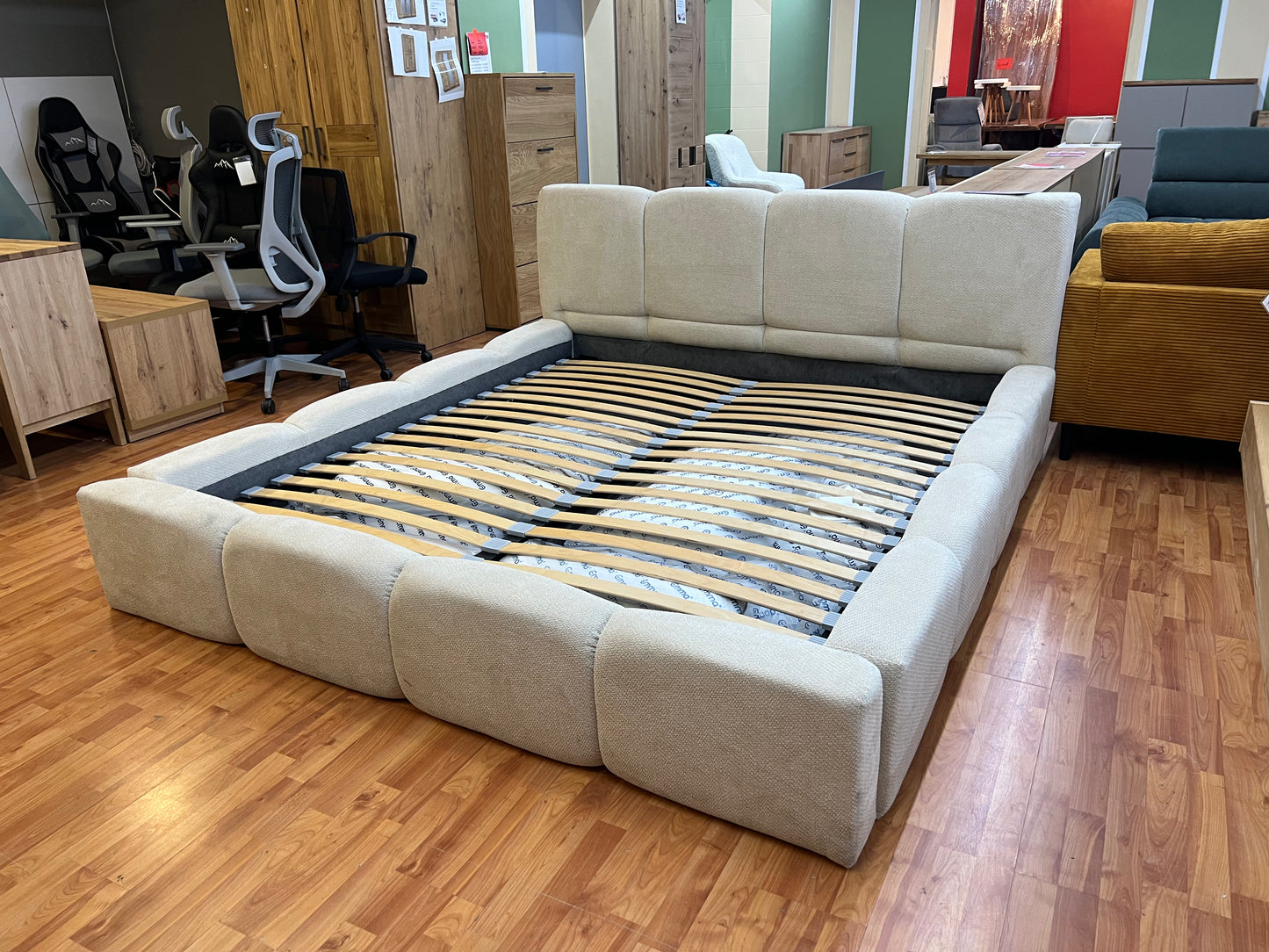 Bett Polsterbett 180x200cm + Lattenrost + Neu auf Lager