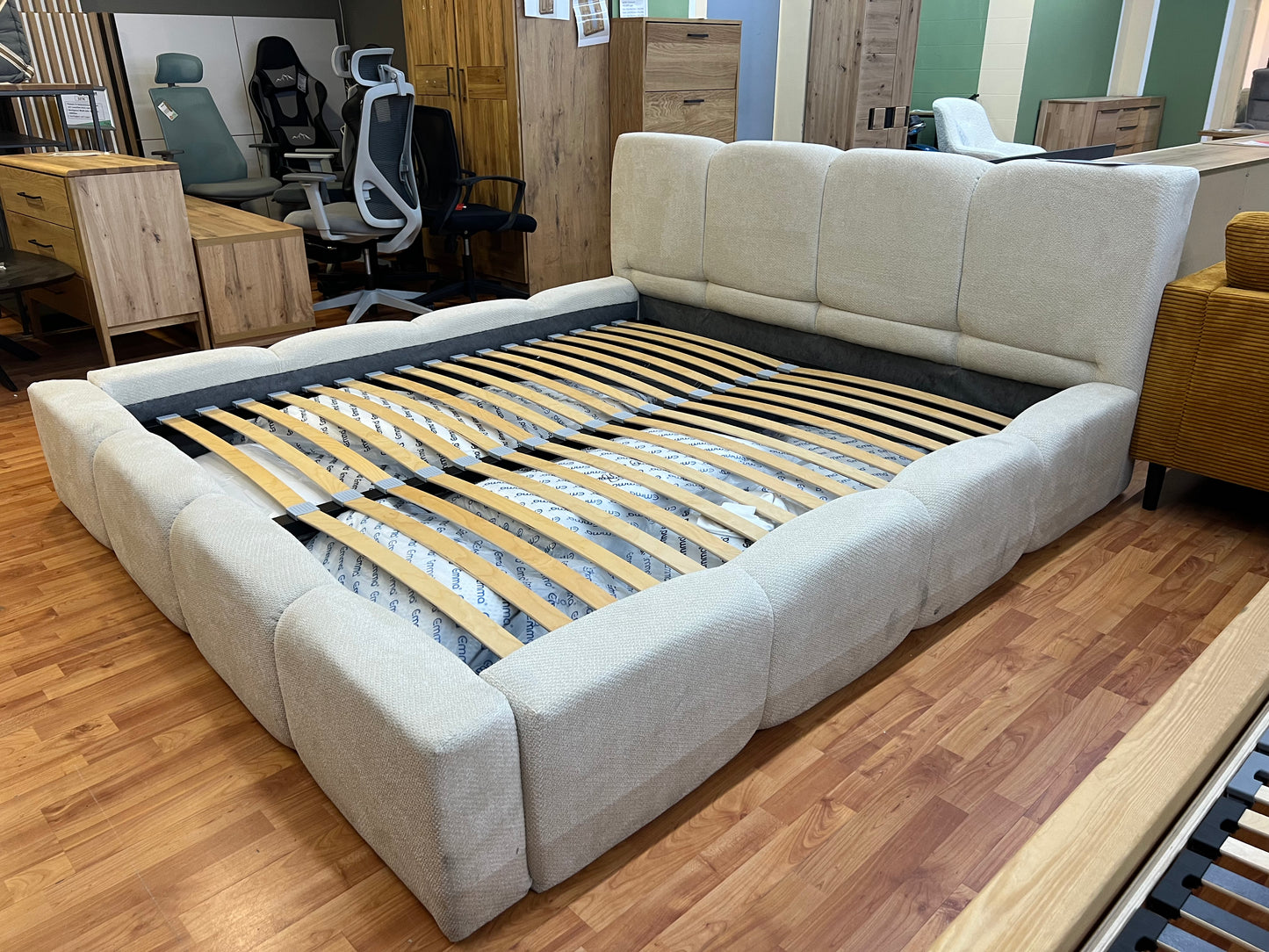 Bett Polsterbett 180x200cm + Lattenrost + Neu auf Lager