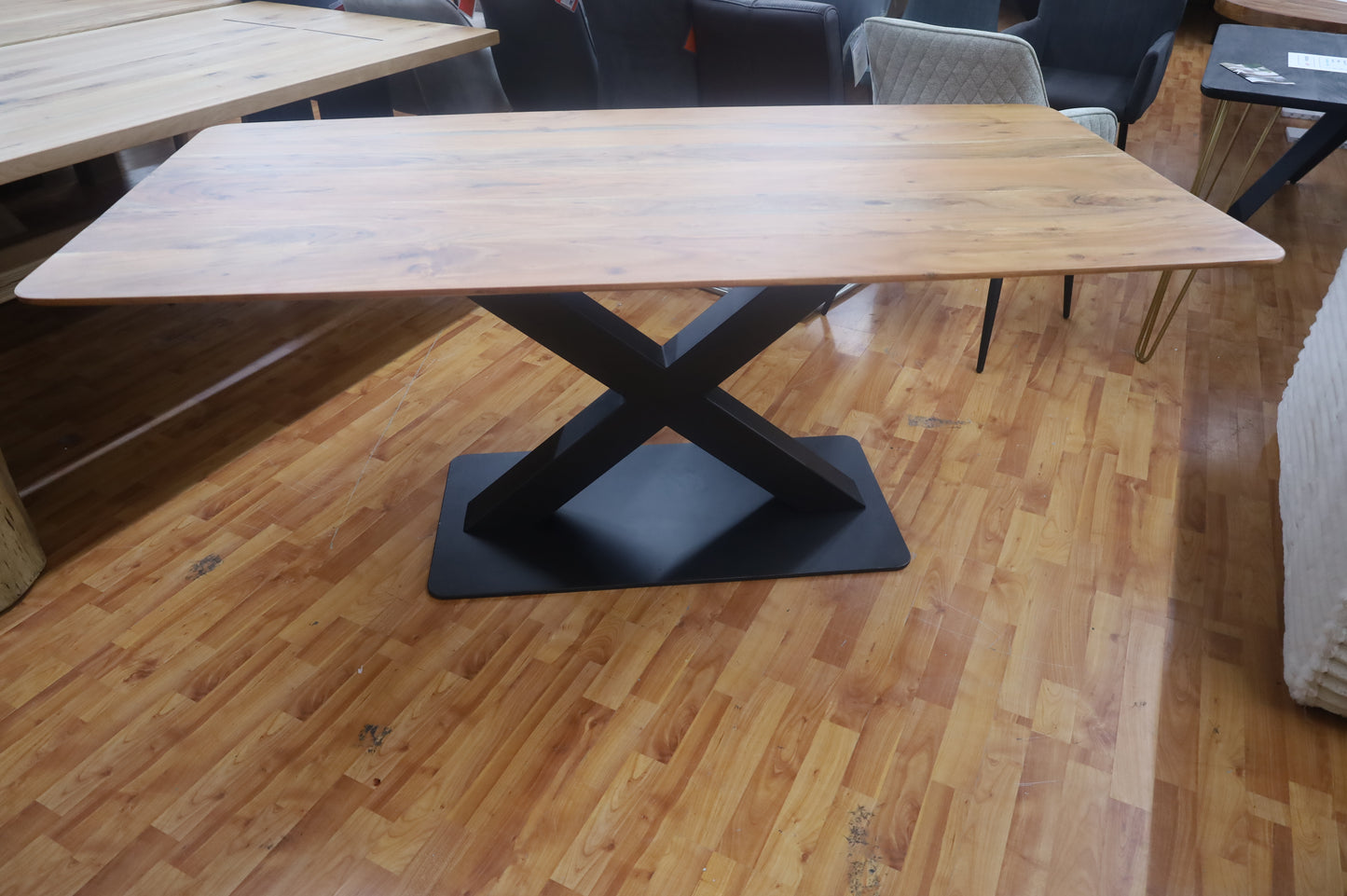 Esstisch Tisch Akazie +Metallgestell +Abgerundete Bootsform