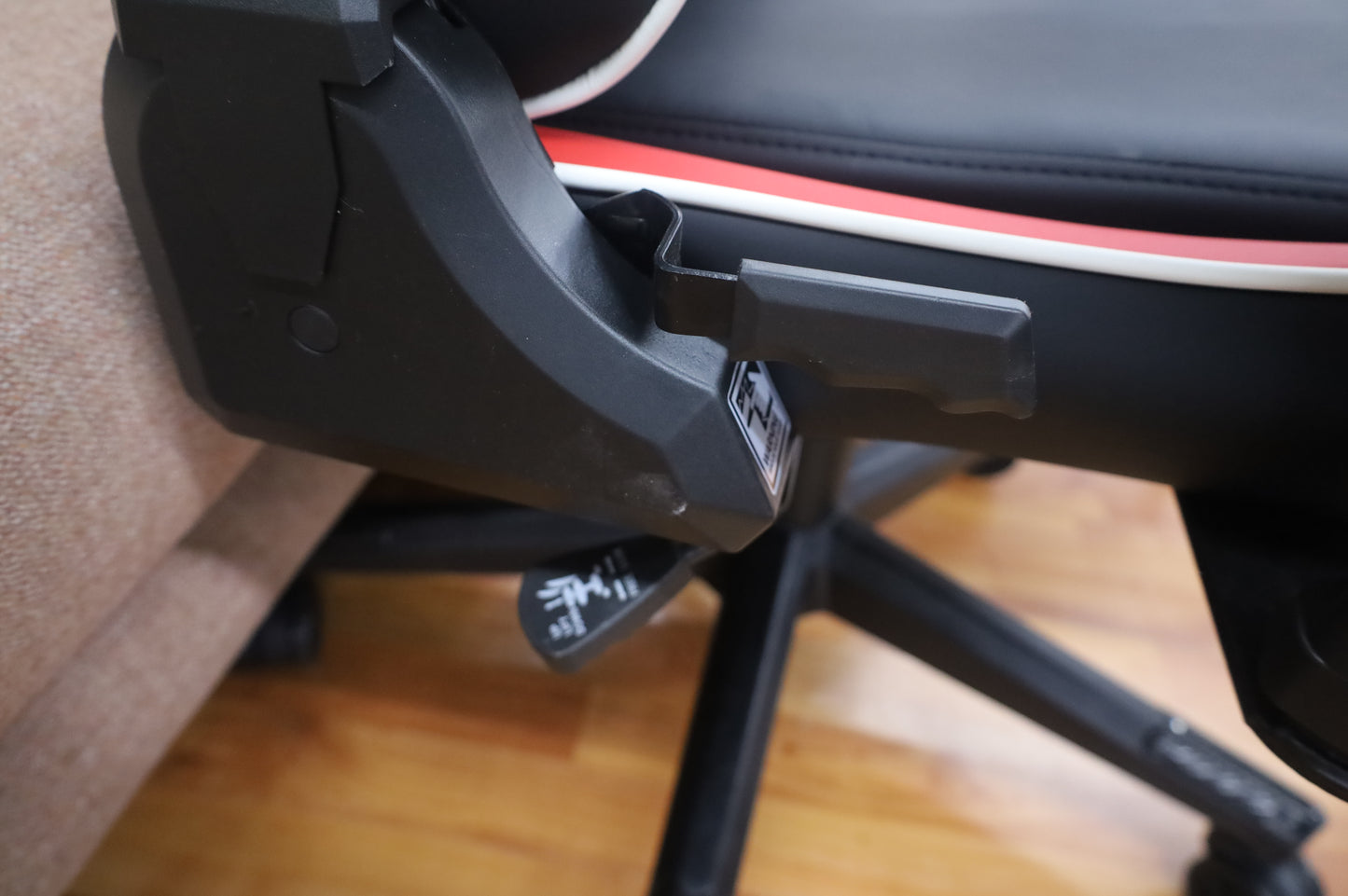 Gamingstuhl + Armlehne Verstellbar +Rücken Verstellbar + Kopfkissen + Rückenkissen
