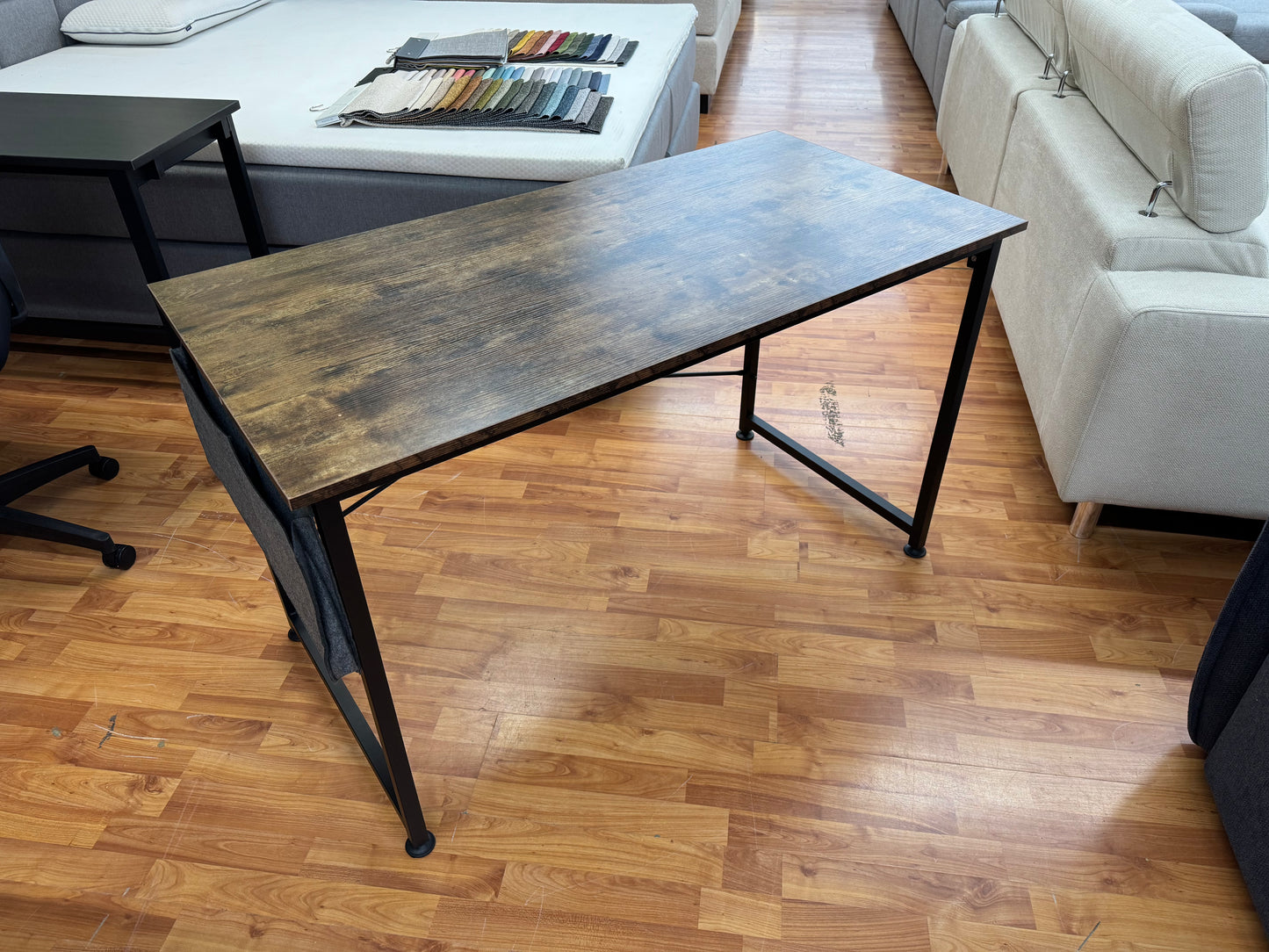 Schreibtisch +Filz-Taschen +Metallgestell +Neu auf Lager