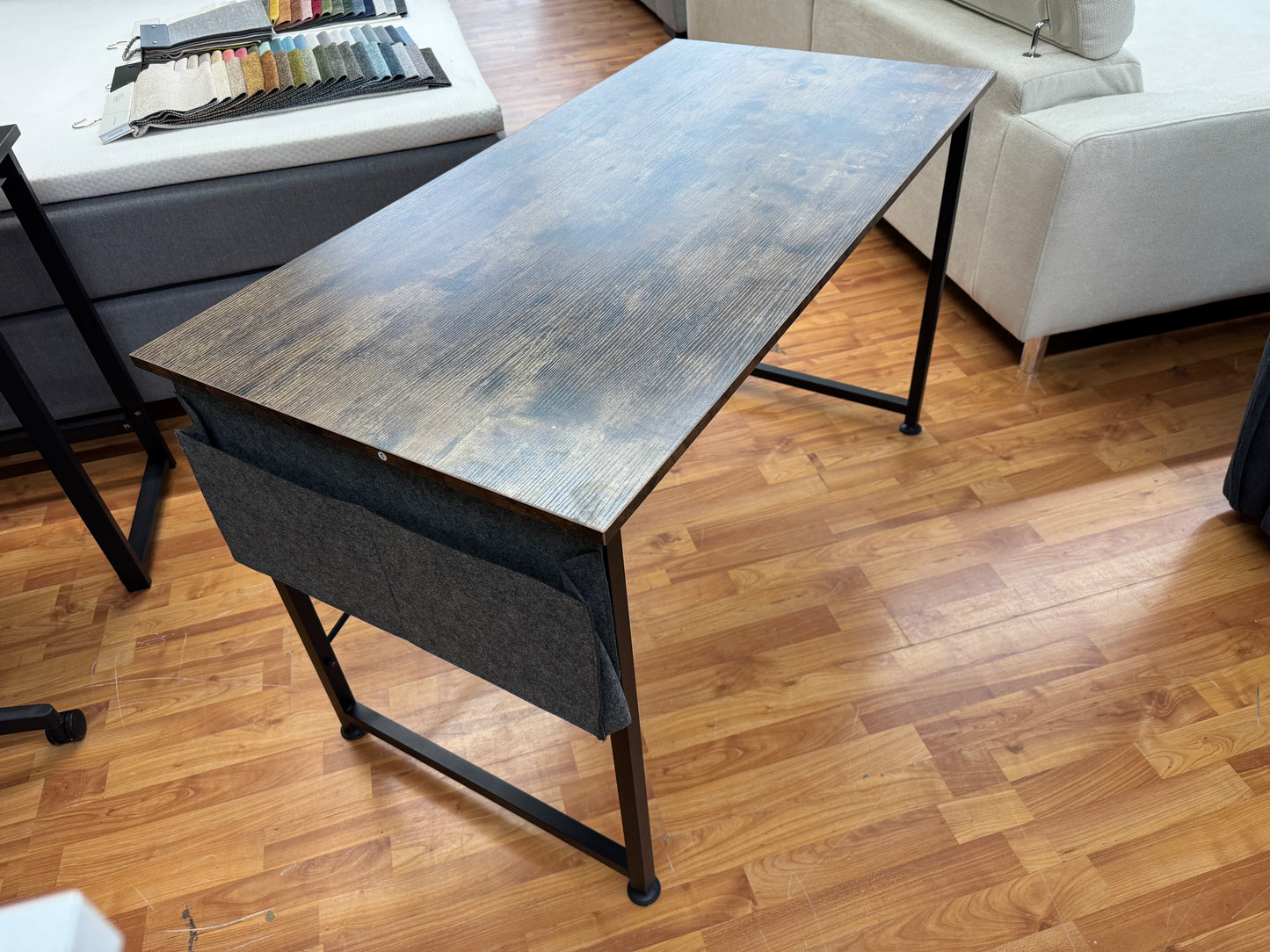 Schreibtisch +Filz-Taschen +Metallgestell +Neu auf Lager