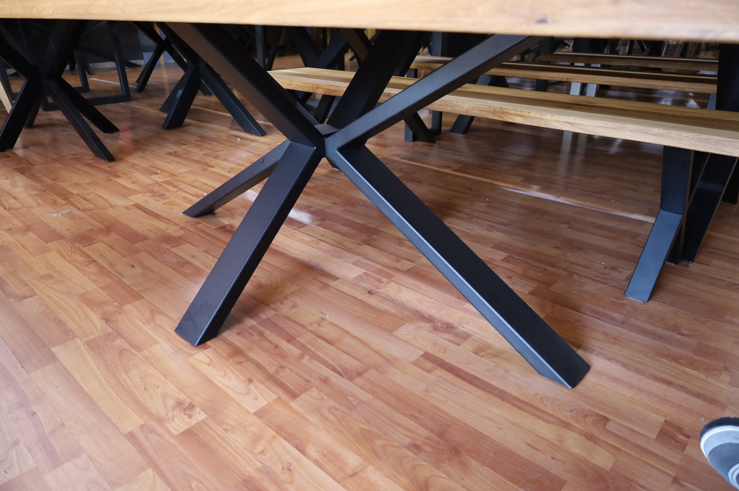 Esstisch Tisch + MASSIVHOLZ Eiche + Baumkante + Spider Gestell