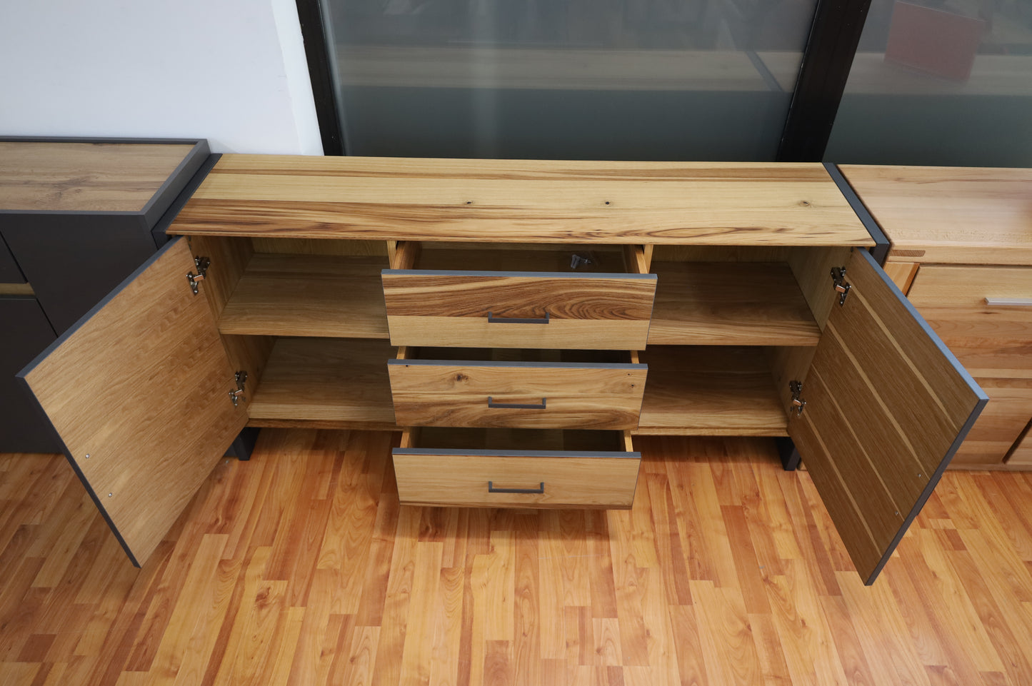 Kommode Vitrine + Balkeneiche furniert + Soft Close